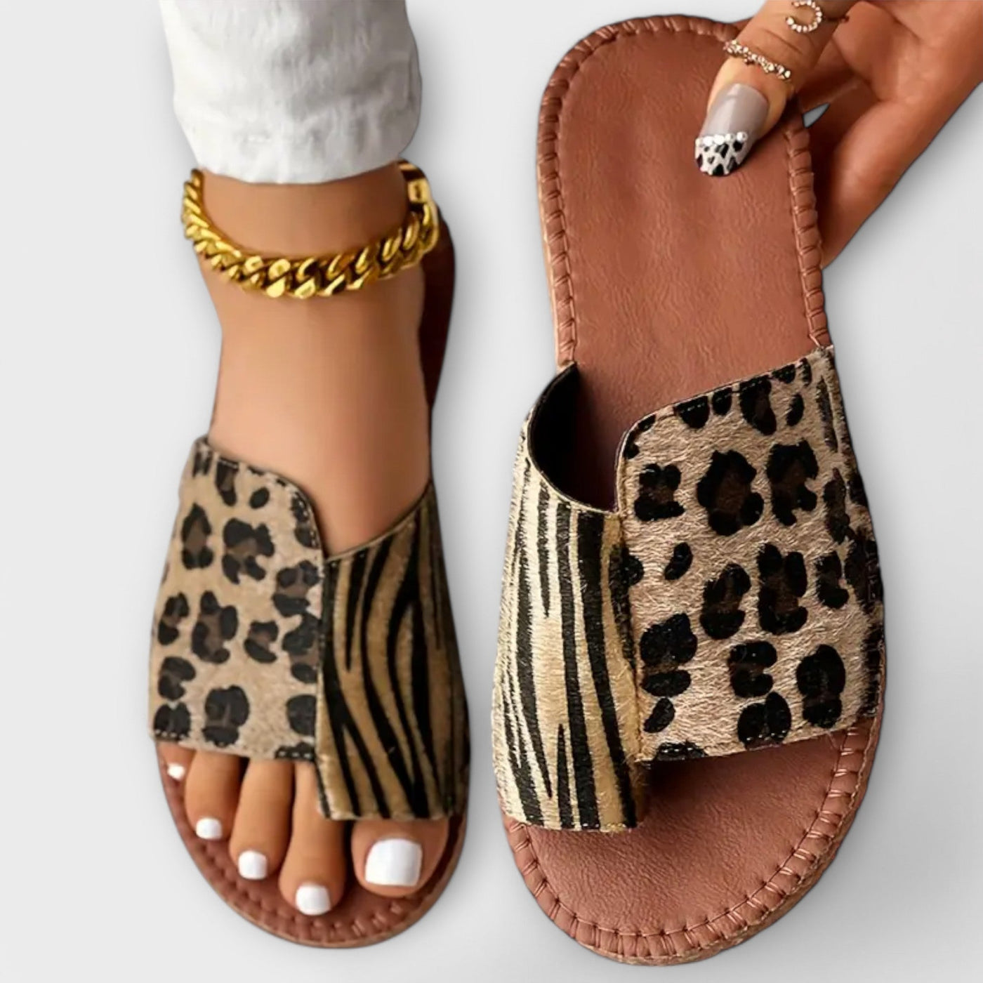 Elegantes par de pantuflas bicolor con estampado de leopardo