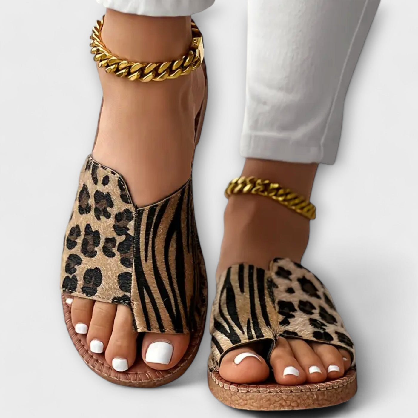 Elegantes par de pantuflas bicolor con estampado de leopardo